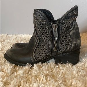 Circle G cut-out Booties size 7.5